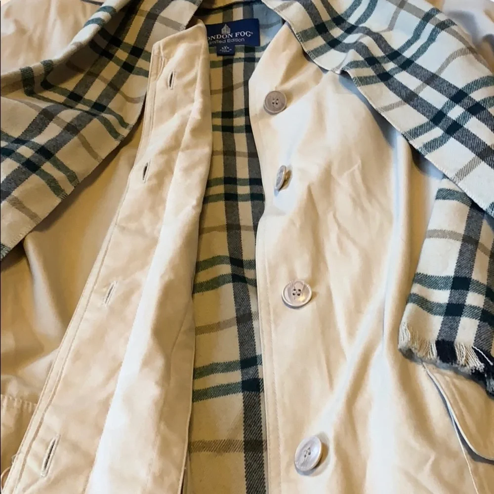 London Fog Limited Edition Coat w/ Scarf - Picture 4 of 7